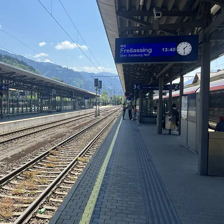 32 / 33: Bahnhof Bischofshofen im Pongau
