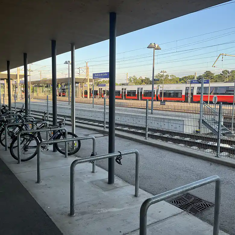33 / 40: Bahnhof Bruck an der Leitha (Burgenland)