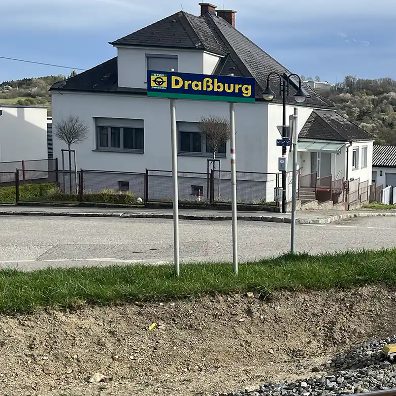 1 / 8: Der Bahnhof Draßburg im Burgenland in Bildern