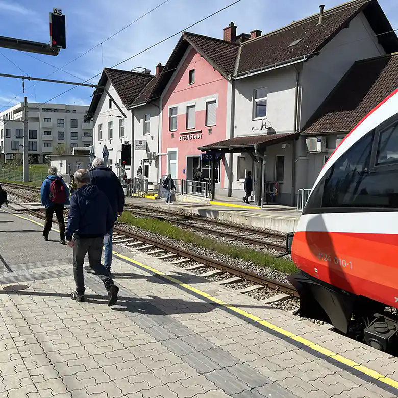 2 / 16: Bahnhof Eisenstadt im Burgenland 2 / 16: Bahnhof Eisenstadt im Burgenland