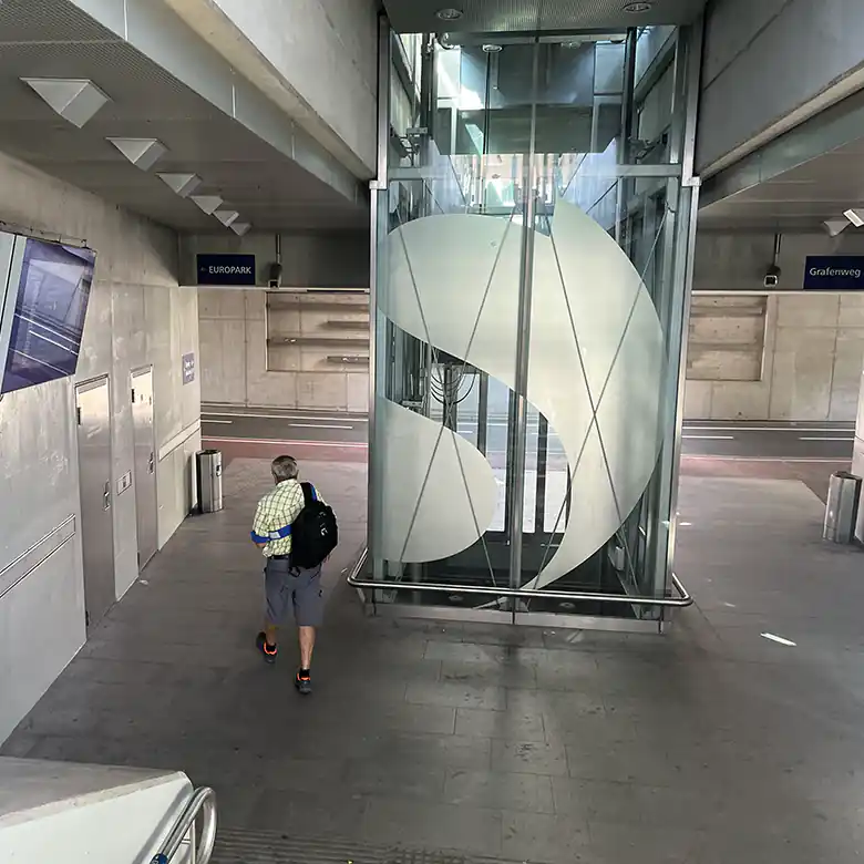 11 / 12: Bahnhof Salzburg Taxham / Europark (Stadion)