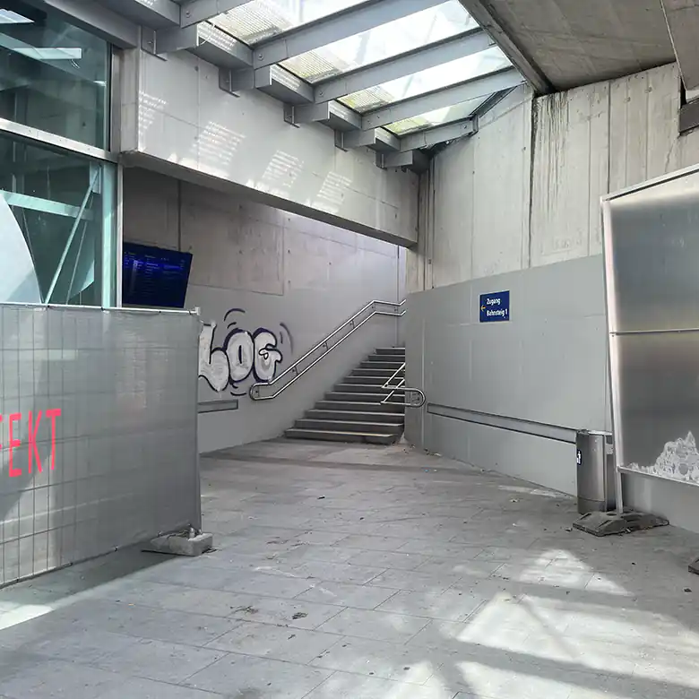 12 / 12: Bahnhof Salzburg Taxham / Europark (Stadion)