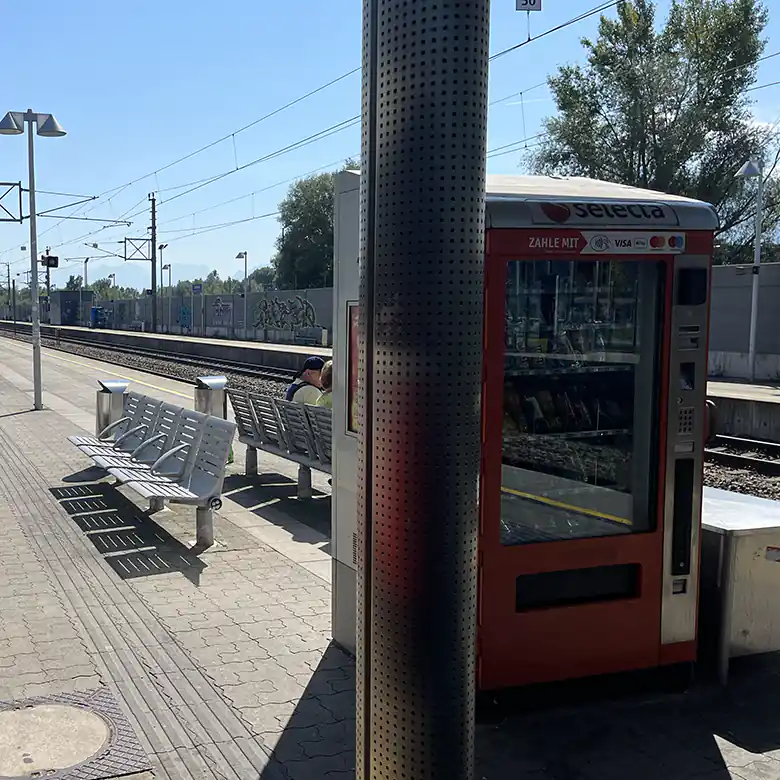 2 / 12: Bahnhof Salzburg Taxham / Europark (Stadion)