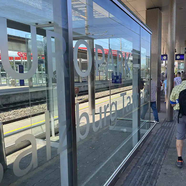 3 / 12: Bahnhof Salzburg Taxham / Europark (Stadion)