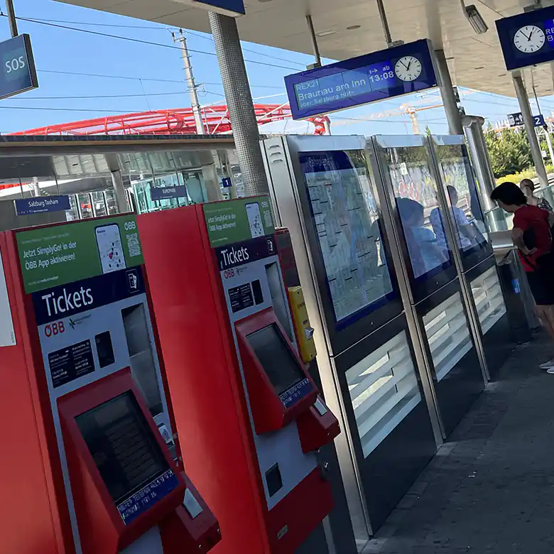 5 / 12: Bahnhof Salzburg Taxham / Europark (Stadion)
