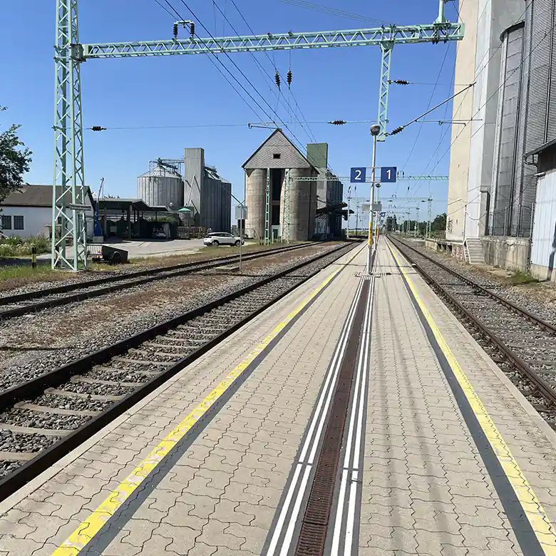 12 / 13: Bahnhof Wallern im Burgenland (Seewinkel)