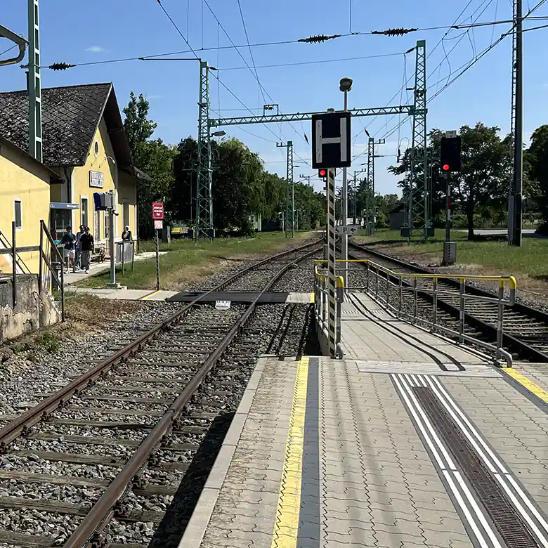 4 / 13: Bahnhof Wallern im Burgenland (Seewinkel)