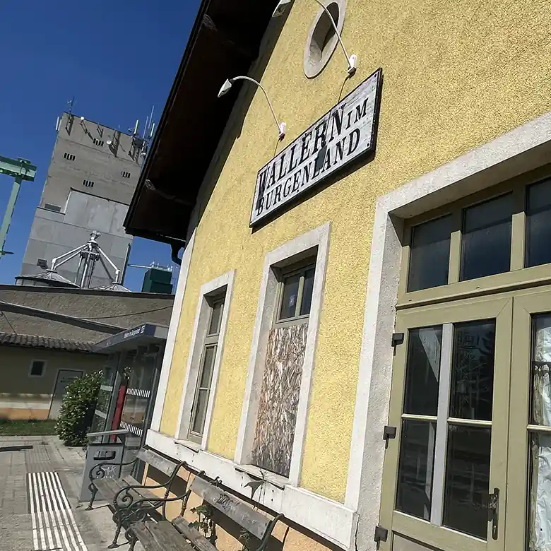 7 / 13: Bahnhof Wallern im Burgenland (Seewinkel)