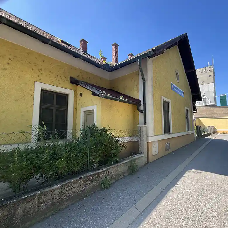 8 / 13: Bahnhof Wallern im Burgenland (Seewinkel)