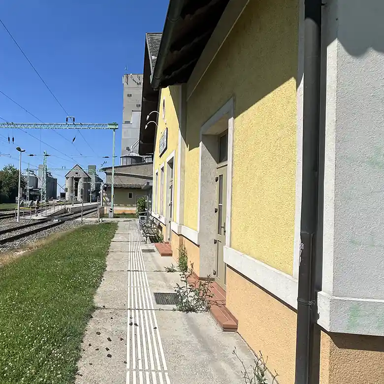 9 / 13: Bahnhof Wallern im Burgenland (Seewinkel)