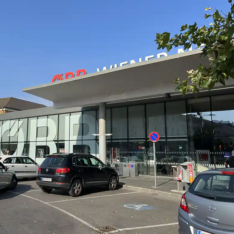 1 / 32: Wiener Neustadt Hauptbahnhof