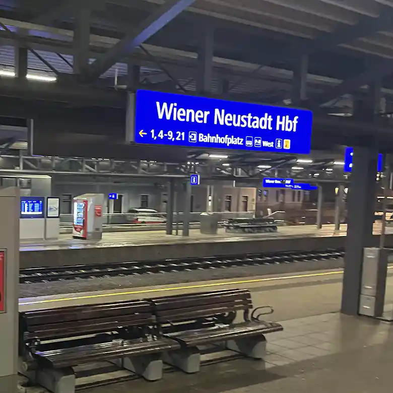 2 / 32: Wiener Neustadt Hauptbahnhof