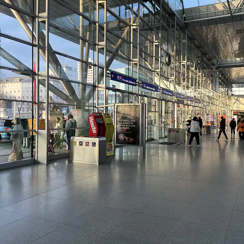 Linz Hauptbahnhof (Oberösterreich) © R. Vidmar