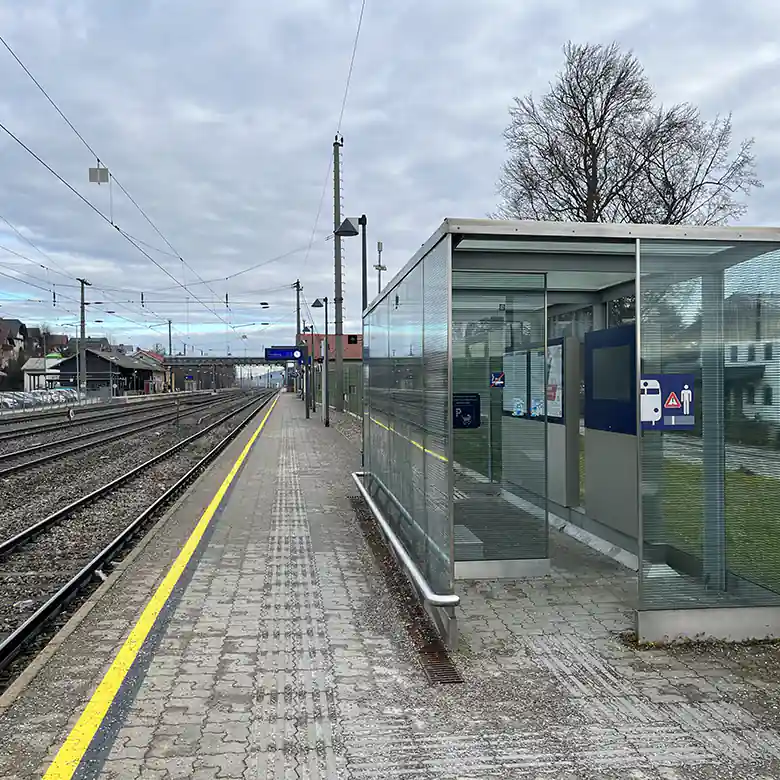 Fotos vom Bahnhof Seekirchen am Wallersee © R. Vidmar