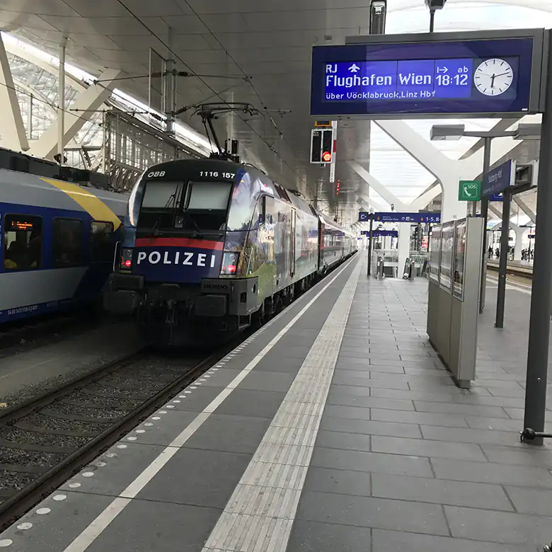 Bilder vom Hbf (Hauptbahnhof) in Salzburg Stadt © R. Vidmar